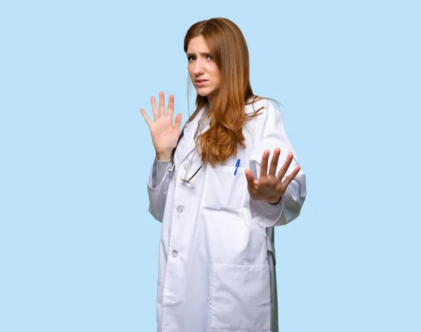 Kızıl Saçlı Doktor Biraz Gergin Korkmuş Uzanan Eller Izole Mavi — Stok fotoğraf