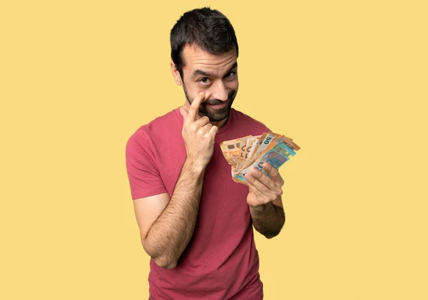 Hombre Tomando Montón Dinero Mirando Frente Fondo Amarillo Aislado — Foto de Stock