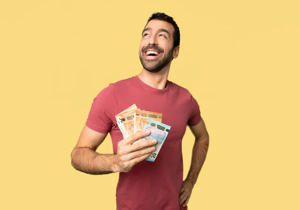 Hombre Tomando Montón Dinero Posando Con Los Brazos Cadera Riendo — Foto de Stock