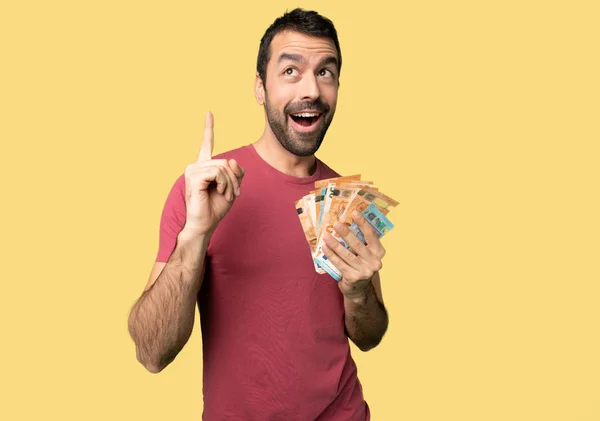 Hombre Tomando Montón Dinero Pensando Una Idea Apuntando Dedo Hacia — Foto de Stock