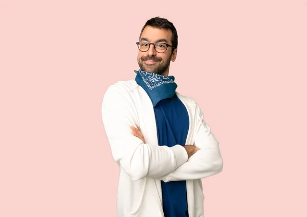 Hombre Guapo Con Gafas Manteniendo Los Brazos Cruzados Posición Frontal — Foto de Stock