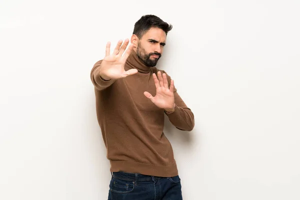 Beau Homme Sur Mur Blanc Est Peu Nerveux Effrayé Étirant — Photo