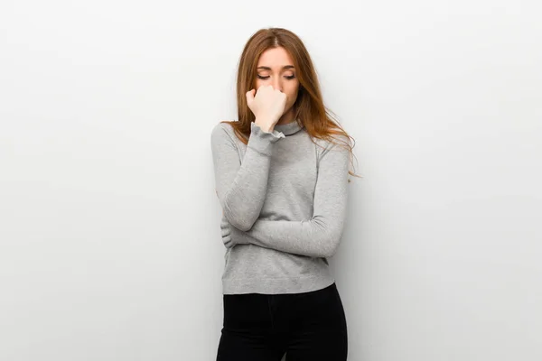 Redhead Girl White Wall Having Doubts — Stock Photo, Image