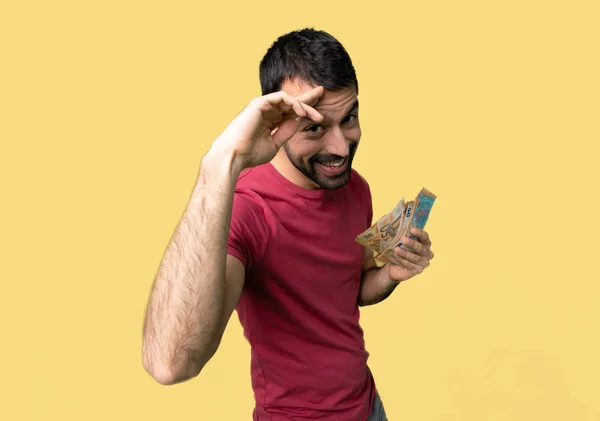 Hombre Tomando Montón Dinero Saludando Con Mano Sobre Fondo Amarillo — Foto de Stock