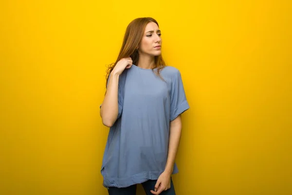 Chica Pelirroja Joven Sobre Fondo Amarillo Pared Con Expresión Cansada — Foto de Stock