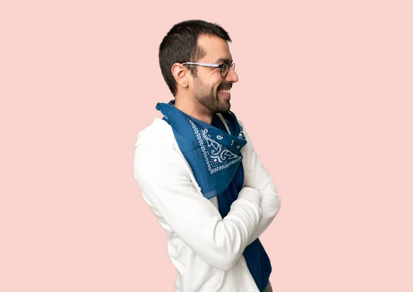 Hombre Guapo Con Gafas Posición Lateral Sobre Fondo Rosa Aislado —  Fotos de Stock