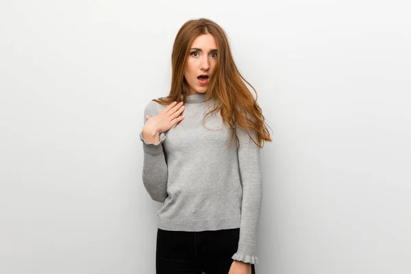 Redhead Girl White Wall Surprised Shocked While Looking Right — Stock Photo, Image