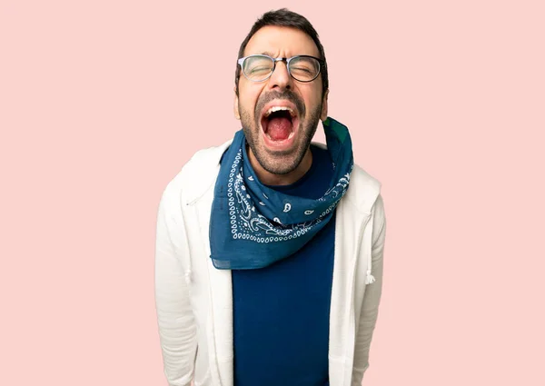 Bonito Homem Com Óculos Gritando Para Frente Com Boca Bem — Fotografia de Stock