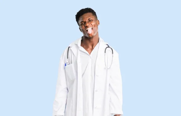 Afroamericano Medico Marche Divertente Pazzo Faccia Emozione Isolato Blu Sfondo — Foto Stock