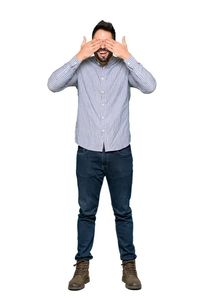 Полнометражный Снимок Элегантного Мужчины Рубашкой Закрывающей Глаза Руками Удивлен Увидеть — стоковое фото
