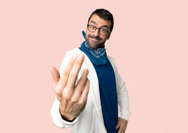 Bonito Homem Com Óculos Convidando Para Vir Com Mão Feliz — Fotografia de Stock