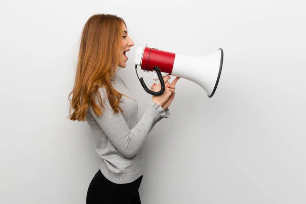 Redhead Dziewczyna Białej Ścianie Krzyczał Przez Megafon Ogłosić Coś Pozycji — Zdjęcie stockowe