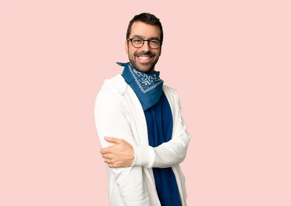 Hombre Guapo Con Gafas Con Expresión Feliz Sobre Fondo Rosa —  Fotos de Stock