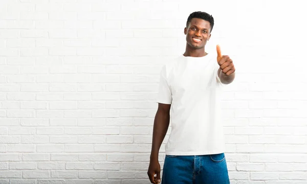 Homem Pele Escura Dando Gesto Polegar Para Cima Sorrindo Porque — Fotografia de Stock