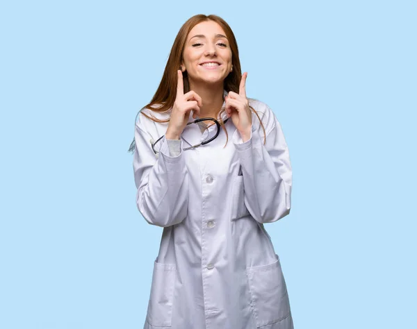 Pelirroja Mujer Doctora Sonriendo Con Una Expresión Feliz Agradable Sobre — Foto de Stock