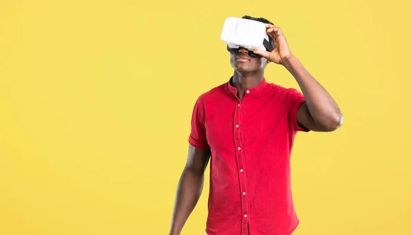 Jonge Afro Amerikaanse Man Met Behulp Van Bril Virtuele Realiteit — Stockfoto