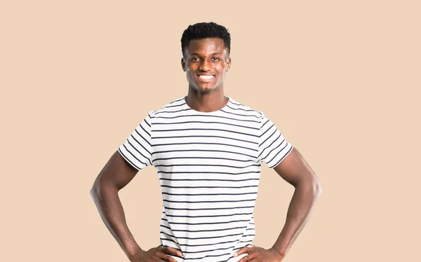 Homem Pele Escura Com Camisa Listrada Posando Com Braços Quadril — Fotografia de Stock