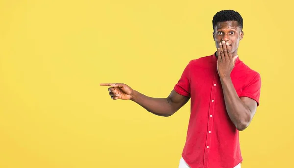 Unga Afroamerikanska Man Pekar Finger Sidan Och Presentera Produkt Med — Stockfoto