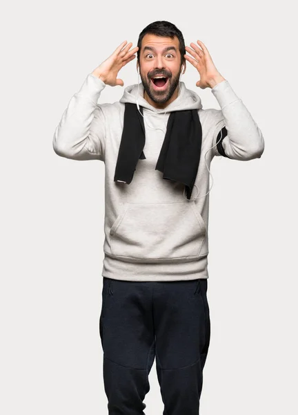 Hombre Deportivo Con Sorpresa Expresión Facial Impactada Sobre Fondo Gris — Foto de Stock