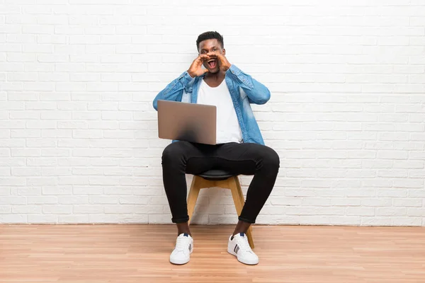 Hombre Afroamericano Trabajando Con Portátil Gritando Con Boca Abierta — Foto de Stock