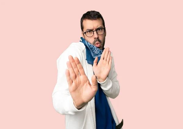 Bonito Homem Com Óculos Fazendo Stop Gesto Com Ambas Mãos — Fotografia de Stock