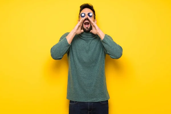 Hombre Guapo Con Gafas Sol Gritando Anunciando Algo — Foto de Stock