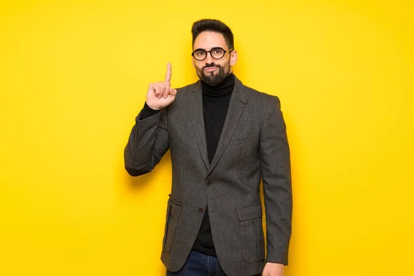 Bonito Homem Com Óculos Pensando Uma Ideia Apontando Dedo Para — Fotografia de Stock