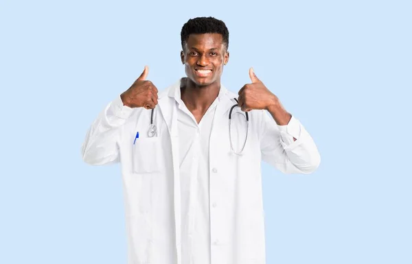 Medico Afroamericano Che Pollice Gesto Sorridente Perché Avuto Successo Sfondo — Foto Stock