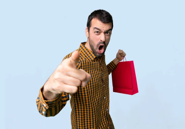 Homem Com Sacos Compras Frustrado Por Uma Situação Apontando Para — Fotografia de Stock
