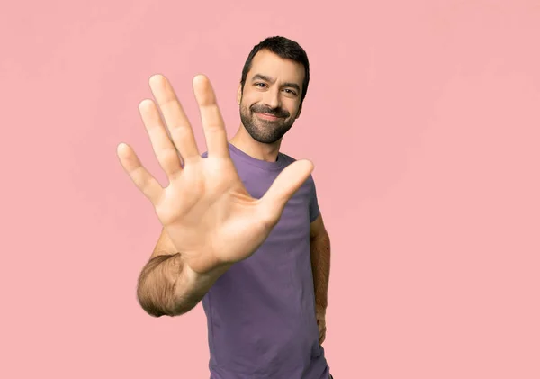 Красивий Чоловік Рахує Ять Пальцями Ізольованому Рожевому Фоні — стокове фото