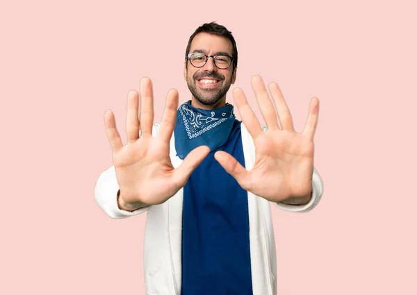 Stilig Man Med Glasögon Räkna Tio Med Fingrar Isolerade Rosa — Stockfoto