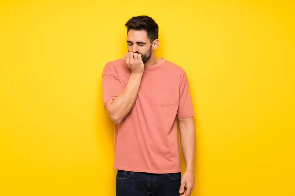 Handsome Man Yellow Wall Having Doubts — Stock Photo, Image