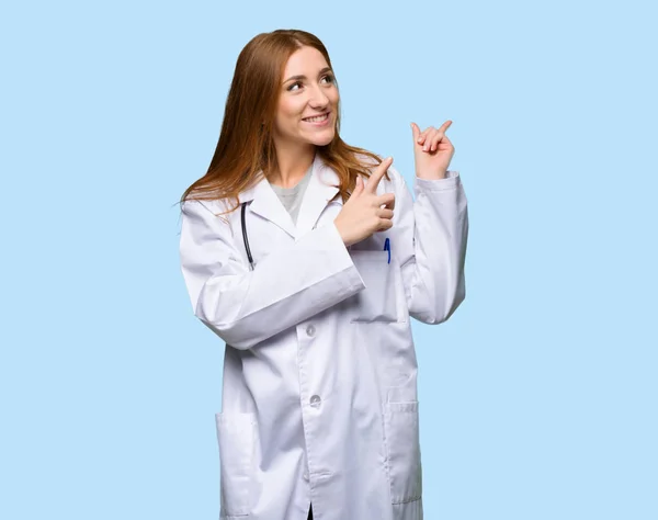 Zrzka Doktor Žena Ukazuje Ukazováčkem Hledáte Izolované Modré Pozadí — Stock fotografie