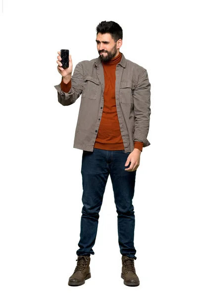 Tiro Completo Homem Bonito Com Barba Com Conturbado Segurando Smartphone — Fotografia de Stock