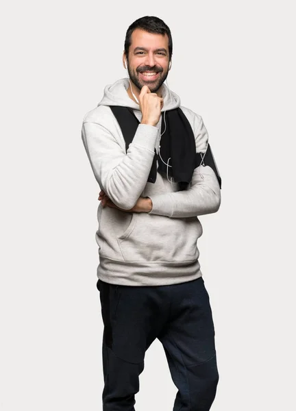 Sport Man Sonriendo Con Una Dulce Expresión Sobre Fondo Gris — Foto de Stock