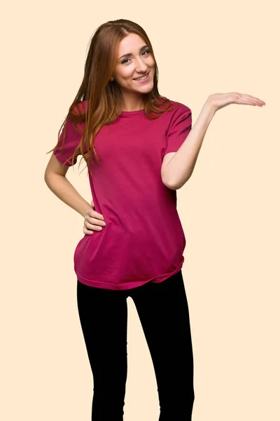 分離された黄色の背景に広告を挿入する Palm 上で架空の Copyspace を保持若い赤毛の女の子 — ストック写真