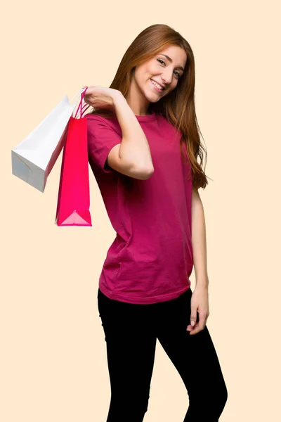 Menina Ruiva Jovem Segurando Monte Sacos Compras Fundo Amarelo Isolado — Fotografia de Stock