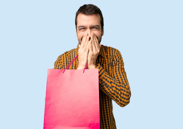 Hombre Con Bolsas Compras Sonriendo Mucho Mientras Cubre Boca Sobre —  Fotos de Stock