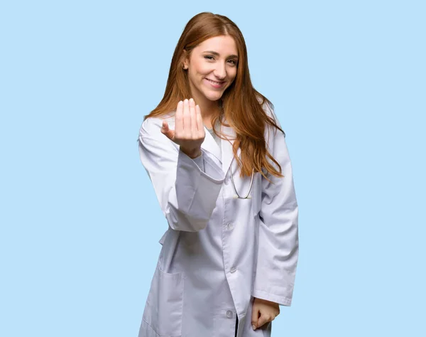 Mulher Médica Ruiva Convidando Para Vir Com Mão Feliz Que — Fotografia de Stock