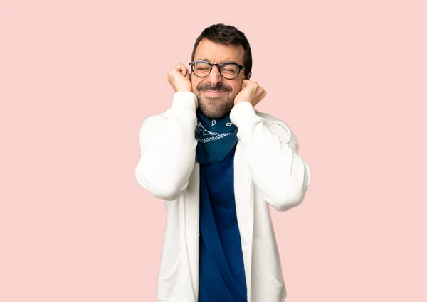 Hombre Guapo Con Gafas Cubriendo Las Orejas Con Las Manos — Foto de Stock