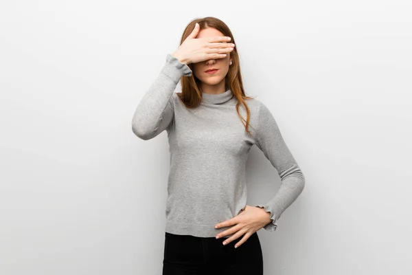 Redhead Girl White Wall Covering Eyes Hands Want See Something — Stock Photo, Image