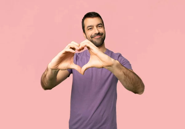 Bonito Homem Fazendo Símbolo Coração Por Mãos Fundo Rosa Isolado — Fotografia de Stock