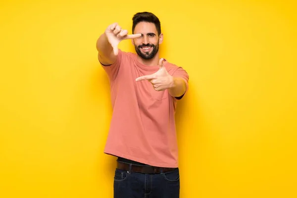 Hombre Guapo Sobre Pared Amarilla Enfocando Cara Símbolo Encuadre — Foto de Stock