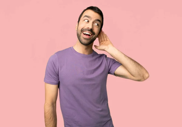 Hombre Guapo Escuchando Algo Poniendo Mano Oreja Sobre Fondo Rosa —  Fotos de Stock