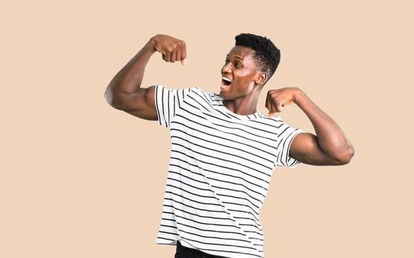 Homem Pele Escura Com Camisa Listrada Comemorando Uma Vitória Posição — Fotografia de Stock