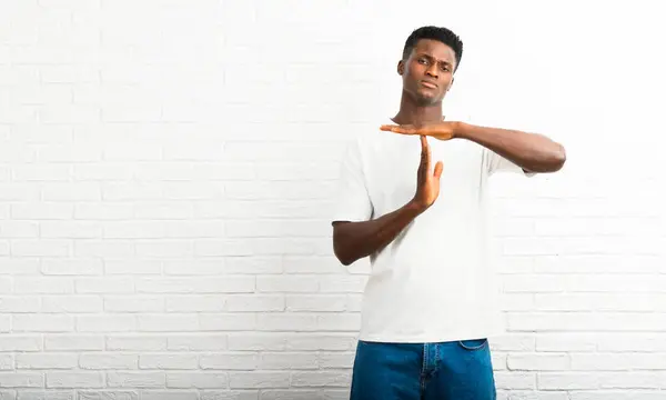 Homem Pele Escura Fazendo Parar Gesto Com Mão Para Parar — Fotografia de Stock