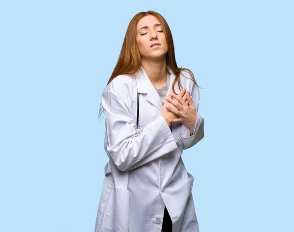 Ruiva Médico Mulher Ter Uma Dor Coração Fundo Azul Isolado — Fotografia de Stock