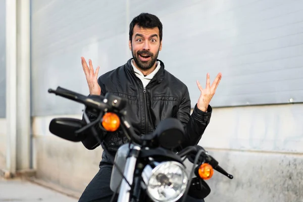 Jonge Man Een Motorfiets Verrassing Gebaar Maken — Stockfoto