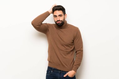 Hayal kırıklığı ve anlayış değil bir ifade ile beyaz duvar yakışıklı adam