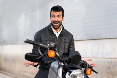 genç adam bir motosiklet üzerinde
